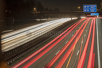 Autobahn A96  München-Lindau  Verkehr von oben gesehen  9. März 2022  abends