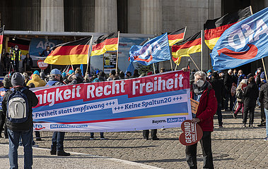 AfD Kundgebung  Motto Gesund ohne Zwang  auf dem Königsplatz  u.a. gegen Impfpflicht  München 5. März 2022 nachmittags