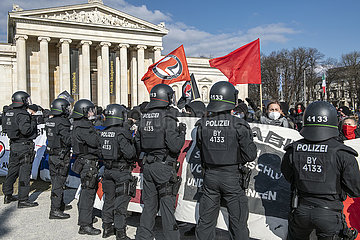 Polizei trennt Gegendemonstranten der Antifa von AfD Kundgebung ab  auf dem Königsplatz  München 5. März 2022 nachmittags