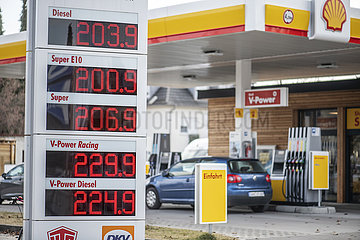 Benzinpreise auf Rekordniveau  über zwei Euro  Tankstelle  München  5. März 2022