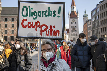 Teilnehmerin mit Anti-Putin-Plakat  Thema Ukraine-Krieg  bei Klimastreik von Fridays for Future München  Auftaktkundgebung am Marienplatz  München  4. März 2022