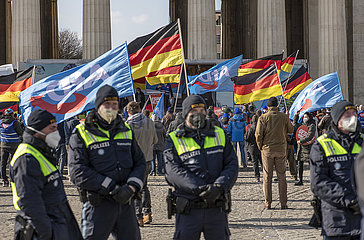 AfD Kundgebung  Motto Gesund ohne Zwang  auf dem Königsplatz  u.a. gegen Impfpflicht  Polizei  München 5. März 2022 nachmittags