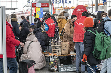 Zentrale Anlaufstelle der Caritas für Flüchtlinge aus der Ukraine  Mitarbeitende der Caritas und Ehrenamtliche betreuen am Hauptbahnhof mit Hilfsangeboten ukrainische Flüchtlinge  München  5. März 2022