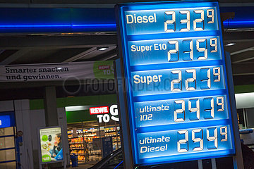 Berlin  Berlin  Deutschland  DEU - Steigene Benzin und Dieselpreise an einer Aral Tankstelle
