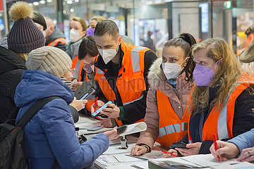 Berlin  Berlin  Deutschland  DEU - Mit der Bahn ankommende geflohene ukrainische Kriegsfluechtlinge werden im Hauptbahnhof von Freiwilligen versorgt