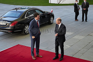 Berlin  Deutschland - Bundeskanzler Olaf Scholz begruesst den kanadischen Premierminister Justin Trudeau im Ehrenhof des Kanzleramts.