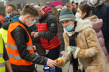Berlin  Berlin  Deutschland  DEU - Mit der Bahn ankommende geflohene ukrainische Kriegsfluechtlinge werden im Hauptbahnhof von Freiwilligen versorgt