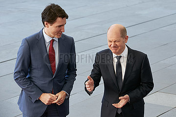 Berlin  Deutschland - Bundeskanzler Olaf Scholz und der kanasiche Premierminister Justin Trudeau im Ehrenhof des Kanzleramts.