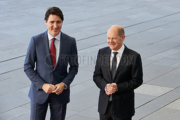 Berlin  Deutschland - Bundeskanzler Olaf Scholz und der kanasiche Premierminister Justin Trudeau im Ehrenhof des Kanzleramts.