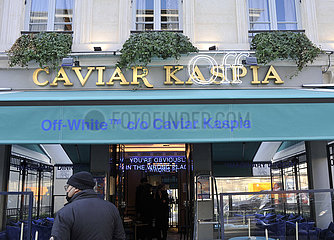 FRANKREICH. Paris (75) 8. Arrondissement. Platz de la Madeleine. Fachkaviargeschäft (Kaspia)  Kaviar  aus Russland importiertes Produkt  wird Embargo unterzogen