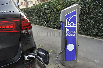 FRANKREICH. Seine-Saint-Denis (93) Romainville. Eine Borne BLEUE -Aufladungsstation für Elektroauto