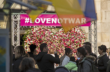 Blumenherz unter dem Hashtag lovenotwar auf dem Münchner Marienplatz  europaweite Friedensaktion von Floristen  München  12. März 2022