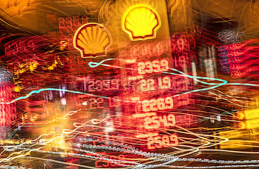Benzinpreise auf Rekordniveau  weit über zwei Euro  Shell Tankstelle abends  Ottobrunn  10. März 2022
