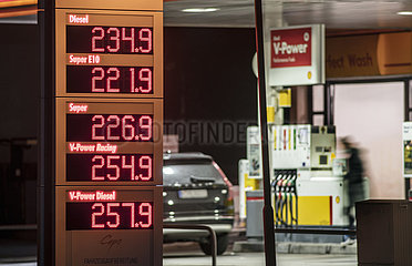 Benzinpreise auf Rekordniveau  weit über zwei Euro  Shell Tankstelle abends  Ottobrunn  10. März 2022