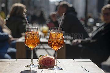 zwei Aperol stehen auf einem Cafetisch  Symbol für das frühlinghafte Wetter  viele Münchner genießen den strahlenden Tag  München  12. März 2022
