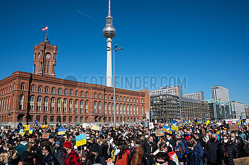 Berlin  Deutschland  Demo gegen Russlands Krieg unter dem Motto Stoppt den Krieg! Frieden und Solidaritaet fuer die Menschen in der Ukraine