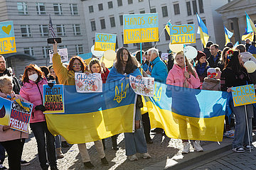 Berlin  Deutschland  DEU - Grossdemonstration gegen den kriegerischen Ueberfall Russlands auf die Ukraine.