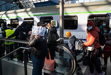Berlin  Deutschland  Fluechtlinge aus der Ukraine bei ihrer Ankunft am Berliner Hauptbahnhof