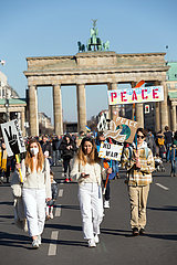 Berlin  Deutschland  DEU - Grossdemonstration unter dem Motto: Stoppt den Krieg! Frieden und Solidaritaet fuer die Menschen in der Ukraine