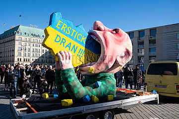 Berlin  Deutschland  Karnevalswagen mit Putin  der die Ukraine verschlingt als Protest gegen die russische Invasion und den Krieg