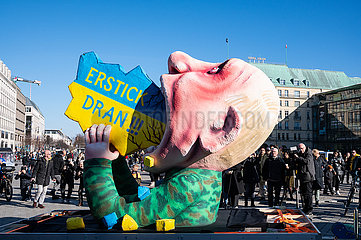 Berlin  Deutschland  Karnevalswagen mit Putin  der die Ukraine verschlingt als Protest gegen die russische Invasion und den Krieg