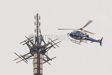 Frankreich. PARIS (75) - 15. März 2022: Der Eiffelturm gipfelt jetzt nach der Installation am Dienstag mit einem Hubschrauber -Radio -Antennen mit sechs Meter großem Hubschrauber bei 330 Metern. Diese neue Antenne ermöglicht es  dass die gesamte Ile-de-France von digitalem terrestrischem Radio (DAB+) abgedeckt wird. Die Operation  die die Vereinbarung des Rathauss von Paris  des Kulturministeriums und des Polizeipräsidiums erforderte  dauerte etwa fünfzehn Minuten  die Zeit  in der der Hubschrauber die Antenne an der Spitze fallen ließ  wo zwei Techniker darauf warteten  sie zu beheben. Dies ist das erste Mal  dass neue Geräte mit dem Hubschrauber im Eiffelturm installiert wurden. Der Betrieb kostet mehr als ein Jahr und kostet rund eine Million Euro und die Antenne  die von TDF -Ingenieuren entworfen wurde  wiegt 350 kg