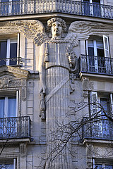 FRANKREICH. Paris (75) 3. Bezirk. Turbigo Street. Ein Engel wird auf der Fassade eines Hausmann -Bauwerks 1859 geformt. Auguste Delange ist der Autor