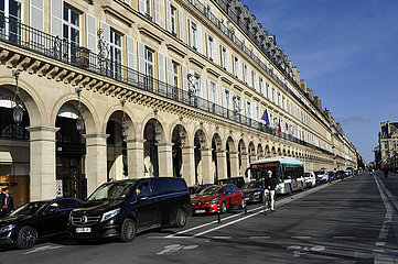 FRANKREICH. Paris (75) 1. Arr. Rivoli Street. Konjunktionen sind häufig  da die Entwicklung von Radwegen und der Straße für Autofahrer auf eine einzige Spur reduziert wird
