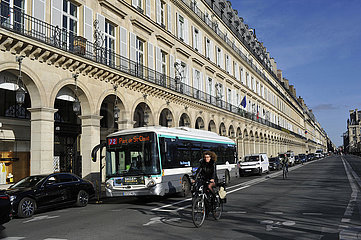 FRANKREICH. Paris (75) 1. Arr. Rivoli Street. Konjunktionen sind häufig  da die Entwicklung von Radwegen und der Straße für Autofahrer auf eine einzige Spur reduziert wird