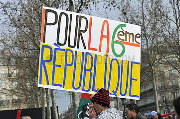 FRANKREICH. Paris (75) 20. März 2022  Demonstration Place de la Republique Square der Partei La France Insoumie zur Unterstützung der Präsidentschaftskandidatur von Jean-Luc Melenchon. Ein Unterstützer zeigt ein Zeichen  wo es geschrieben wurde: für die 6. Republik