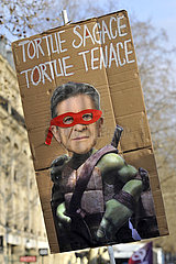 FRANKREICH. Paris (75) 20. März 2022  Demonstration Place de la Republique Square der Partei La France Insoumie zur Unterstützung der Präsidentschaftskandidatur von Jean-Luc Melenchon. Ein Unterstützer zeigt ein Zeichen  in dem es geschrieben wurde: Schildkröte schlaues Schildkröte hartnäckig