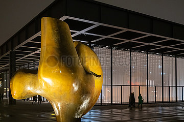 Deutschland  Berlin - Neue Nationalgalerie - frisch renoviert  Skulptur Three Way Piece No.2: Archer von Henry Moore