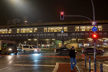 Deutschland  Berlin - Kottbusser Tor  zentraler Punkt mit Kreisverkehr im Stadtteil Kreuzberg  ueberirdischer U-Bahnhof