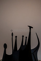Deutschland  Berlin - Neue Nationalgalerie  Museum fuer die Kunst des 20. Jahrhunderts der Berliner Nationalgalerie- Skulptur Tetes et Queue (1965) von Alexander Calder