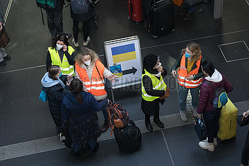 Berlin  Deutschland  DEU - Mit der Bahn ankommende geflohene ukrainische Kriegsfluechtlinge werden im Hauptbahnhof von Freiwilligen versorgt