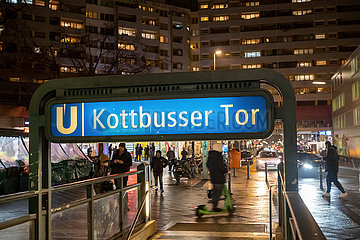Deutschland  Berlin - Kottbusser Tor  zentraler Punkt mit Kreisverkehr im Stadtteil Kreuzberg  Eingang zur U-Bahn