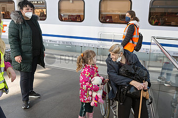 Berlin  Deutschland  DEU - Ukrainische Kriegsfluechtlinge werden im Hauptbahnhof von Freiwilligen in Empfang genommen und betreut