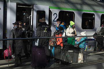 Berlin  Deutschland  DEU - Ukrainische Kriegsfluechtlinge werden im Hauptbahnhof von Freiwilligen in Empfang genommen und betreut