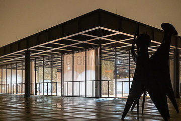 Deutschland  Berlin - Neue Nationalgalerie  Museum fuer die Kunst des 20. Jahrhunderts der Berliner Nationalgalerie- frisch renoviert  Skulptur Tetes et Queue (1965) von Alexander Calder
