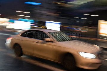 Deutschland  Berlin - vorbeifahrendes Taxi am Potsdamer Platz