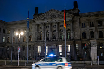 Deutschland  Berlin - Bundesrat  davor Polizeiauto mit Blaulicht