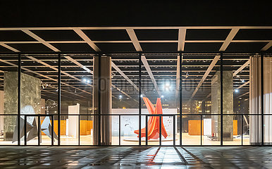 Deutschland  Berlin - Neue Nationalgalerie  nach Renovierung wiedereroeffnet mit Ausstellung von Alexander Calder