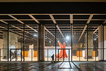 Deutschland  Berlin - Neue Nationalgalerie  nach Renovierung wiedereroeffnet mit Ausstellung von Alexander Calder
