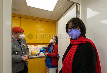 Deutschland  Bremen - Bremer Gesundheitssenatorin Claudia Bernhard (Die Linke)  hinten General Carsten Breuer  Leiter des Corona-Krisenstabes