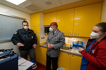 Deutschland  Bremen - General Carsten Breuer  Leiter des Corona-Krisenstabes informiert sich in Impfmobil ueber die Bremer Impfkampagne