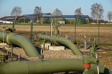 Deutschland  Heidenau - Mess- und Regelstation fuer Erdgas Heidenau  Verteilung von Erdgas aus der Pipeline Ostsee-Pipeline Nord Stream  hinten Photovoltaik auf Daechern von Staellen