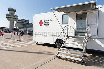 Berlin  Deutschland  DEU - DRK Notunterkuenfte sowie mobile Arztpraxis fuer ukrainische Kriegsfluechtlinge auf dem Rollfeld des ehemaligen Flughafen Berlin Tegel