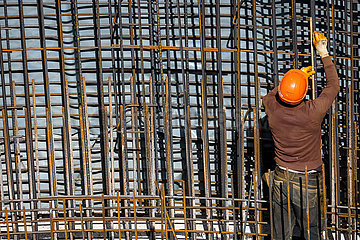 Bauwirtschaft  Bauarbeiter arbeiten auf einer Baustelle  Essen  Nordrhein-Westfalen  Deutschland