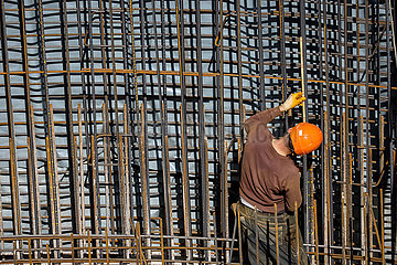 Bauwirtschaft  Bauarbeiter arbeiten auf einer Baustelle  Essen  Nordrhein-Westfalen  Deutschland
