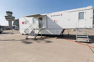Berlin  Deutschland  DEU - DRK Notunterkuenfte sowie mobile Arztpraxis fuer ukrainische Kriegsfluechtlinge auf dem Rollfeld des ehemaligen Flughafen Berlin Tegel